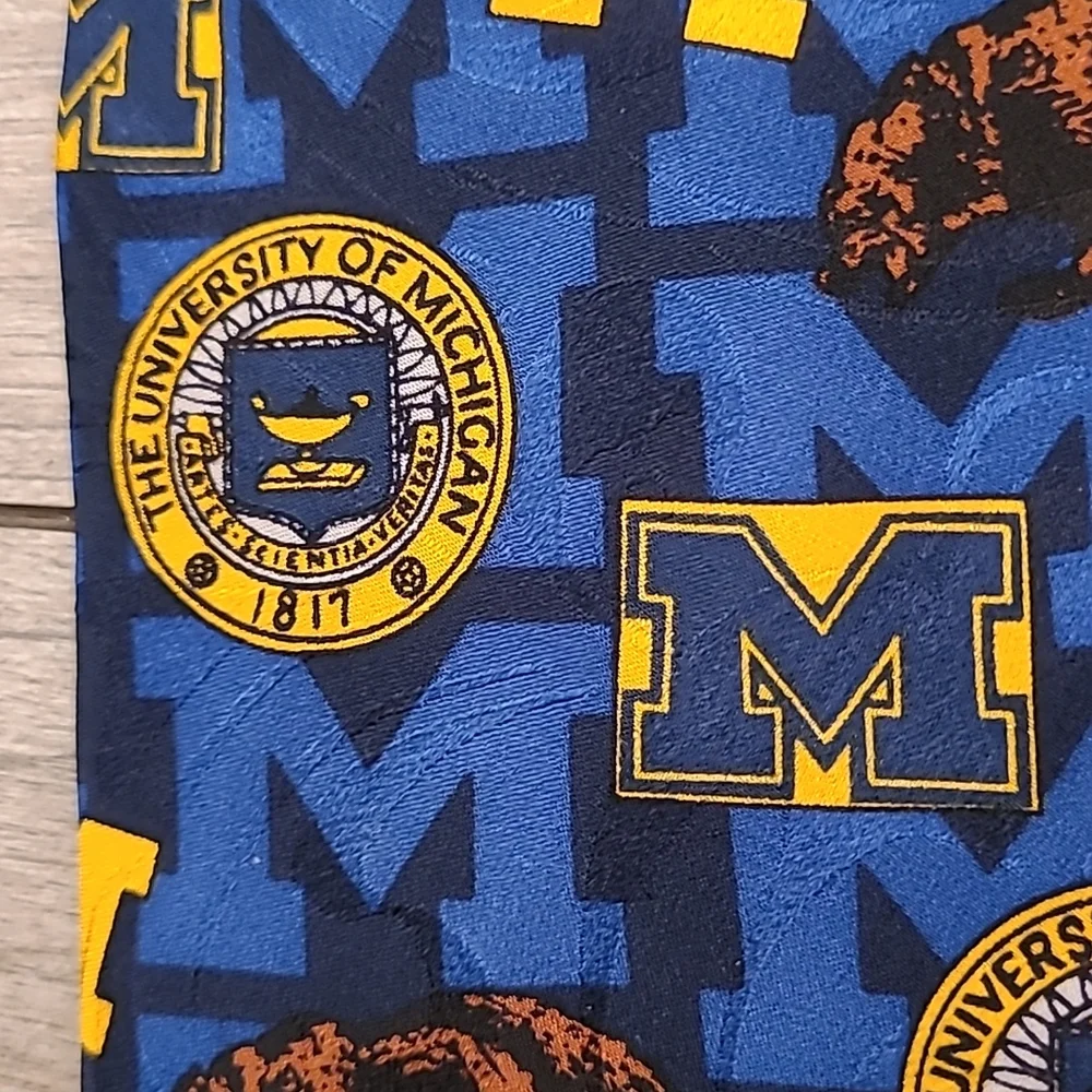 WOLVERINES Blue Gold University of Michigan‎ USA Pattern Mens Silk Tie VTG